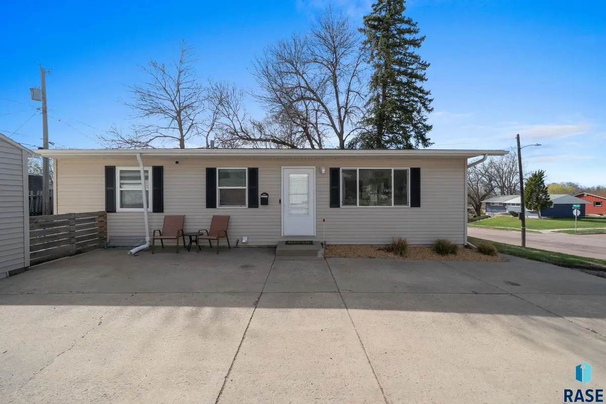 2317 E 18th St, Sioux Falls, SD 57103 - #1