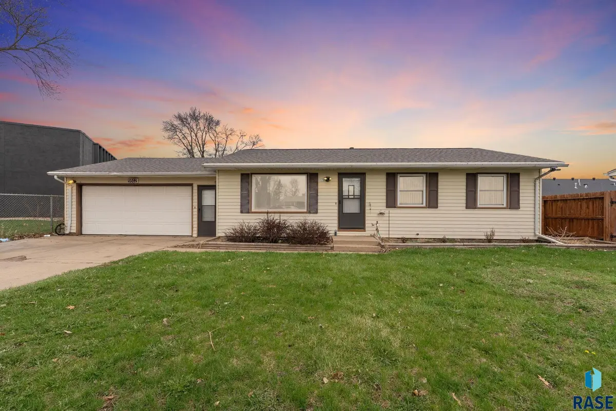 5512 W 39th St, Sioux Falls, SD 57106 - #1