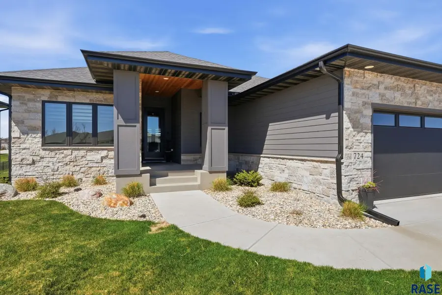 724 E 77th St, Sioux Falls, SD 57108 - #2