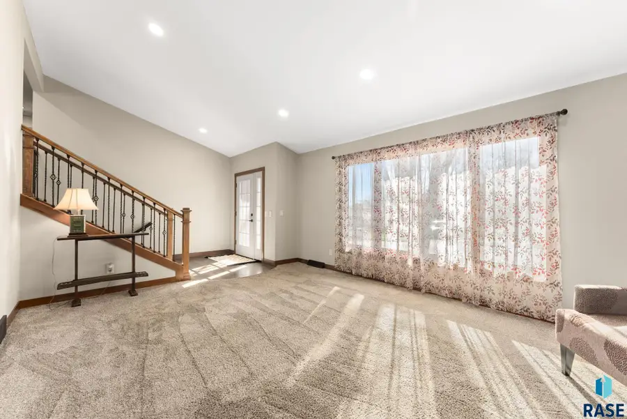 5904 W 35th St, Sioux Falls, SD 57106 - #3