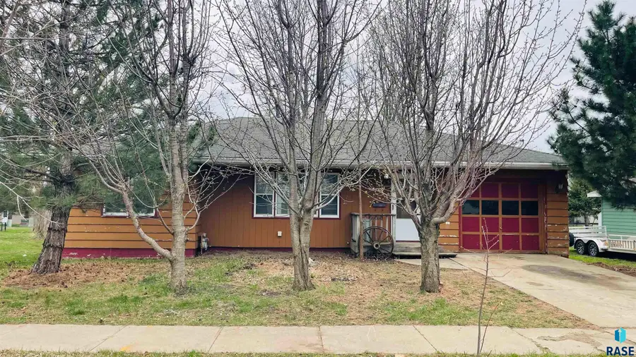 305 W Elm St, Beresford, SD 57004 - #2