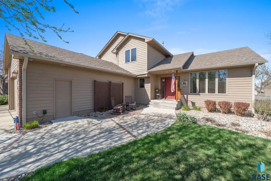 1400 S Dundee Dr, Sioux Falls, SD 57106 - #2