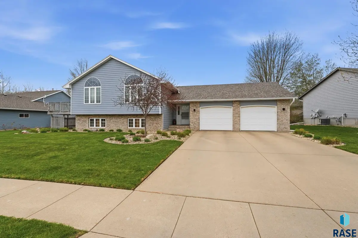 1715 S Lorne Ln, Sioux Falls, SD 57106 - #1