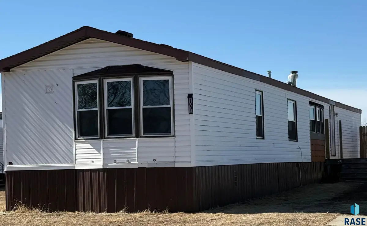 1001 S Harrison St, Lennox, SD 57039 - #1