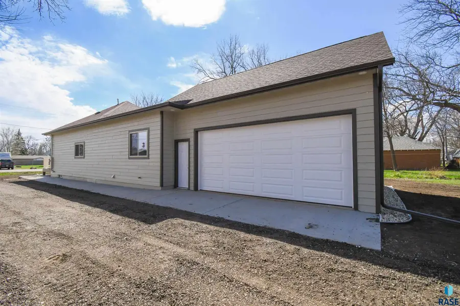430 W Willow St, Canistota, SD 57012 - #2