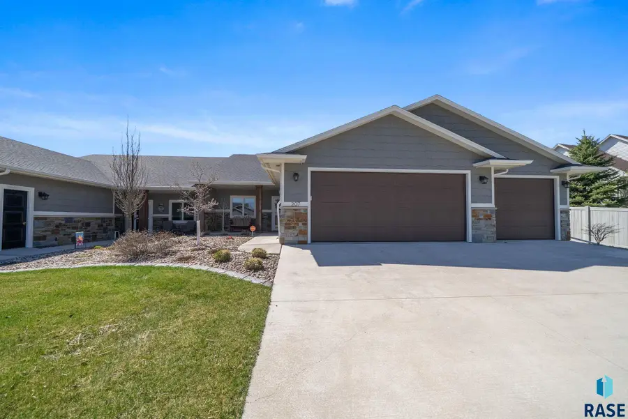207 N Pine Lake Dr, Sioux Falls, SD 57110 - #2