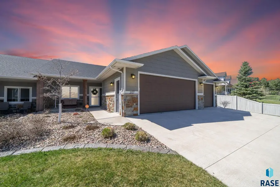 207 N Pine Lake Dr, Sioux Falls, SD 57110 - #3