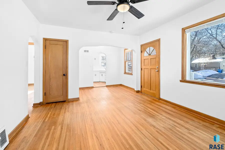 804 S Hawthorne Ave, Sioux Falls, SD 57104 - #3