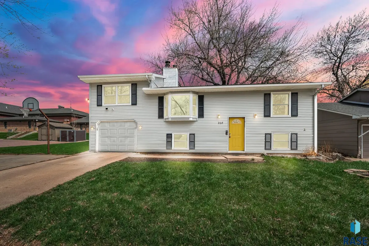 208 N Fanelle Ave, Sioux Falls, SD 57103 - #1
