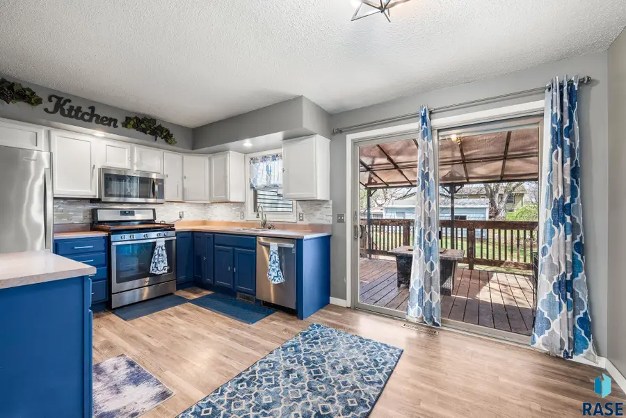 208 N Fanelle Ave, Sioux Falls, SD 57103 - #3