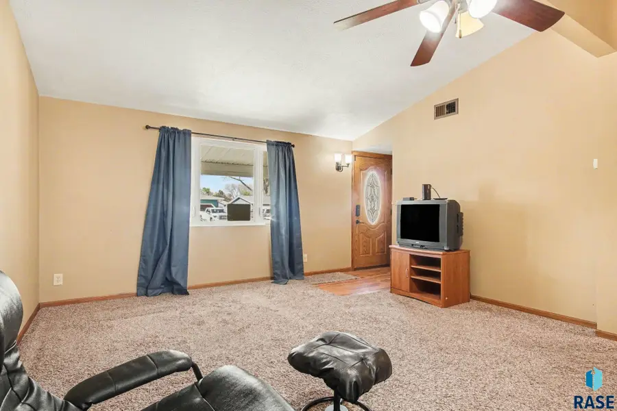2 Alcoma Dr, North Sioux City, SD 57049 - #3