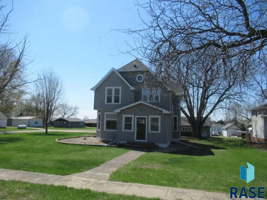 312 S Main St, Hills, MN 56138 - #2
