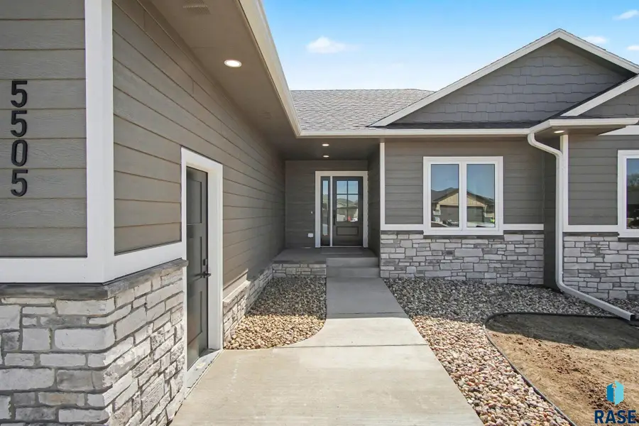 5505 E Morningside Cir, Sioux Falls, SD 57110 - #2