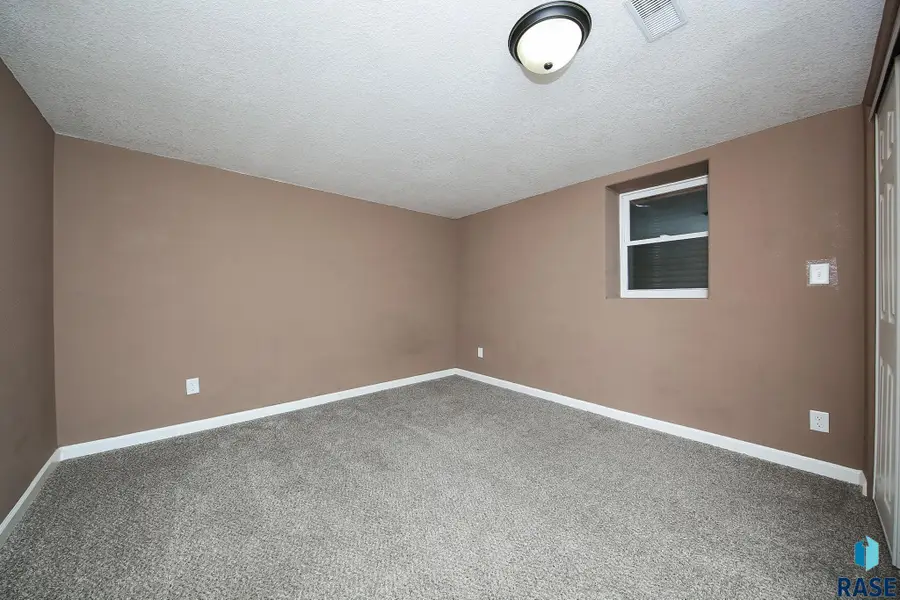 704 S Western Ave, Sioux Falls, SD 57104 - #3