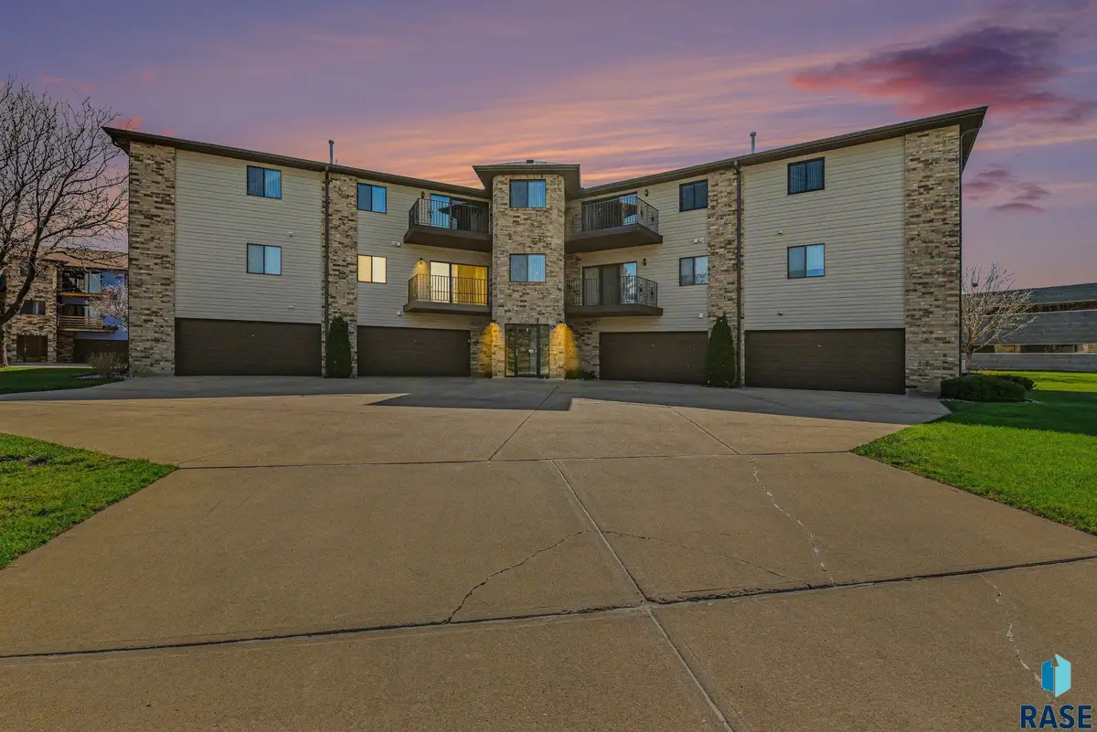 4605 W Custer Ln, Sioux Falls, SD 57106 - #1