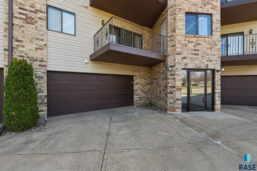 4605 W Custer Ln, Sioux Falls, SD 57106 - #2