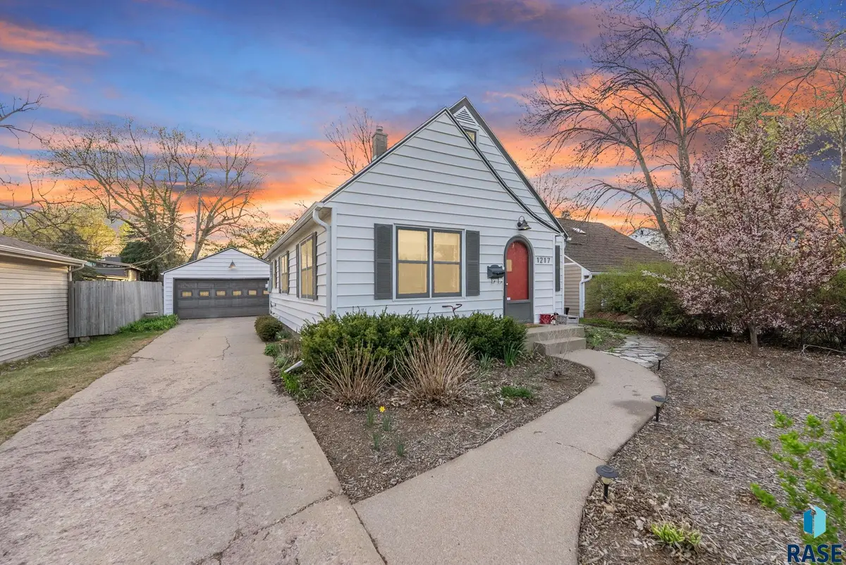 1217 S Jefferson Ave, Sioux Falls, SD 57105 - #1