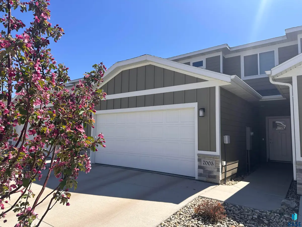 7005 W Gresford Pl, Sioux Falls, SD 57106 - #1