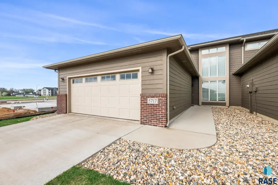 5717 S Yarrow Trl, Sioux Falls, SD 57108 - #2