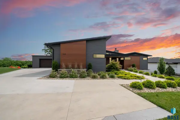 1608 S Scarlet Oak Pl, Sioux Falls, SD 57110