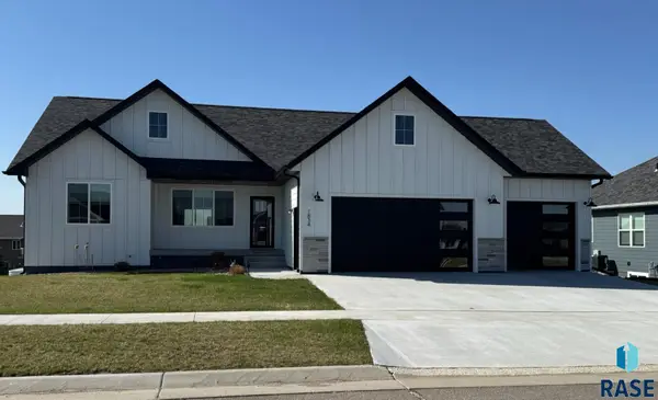 1834 E Briarwood Cir, Brookings, SD 57006