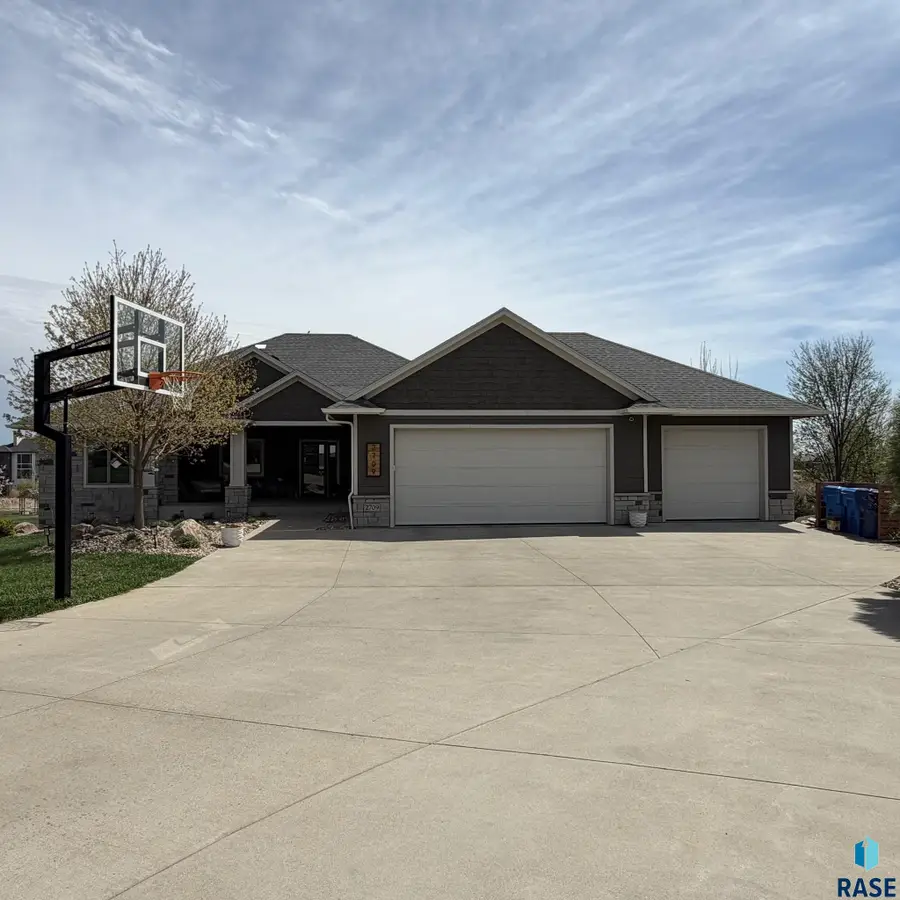 2709 W 90th St, Sioux Falls, SD 57108 - #2