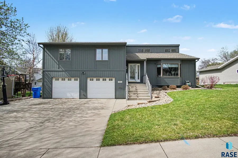 915 Jennifer St, Madison, SD 57042 - #3