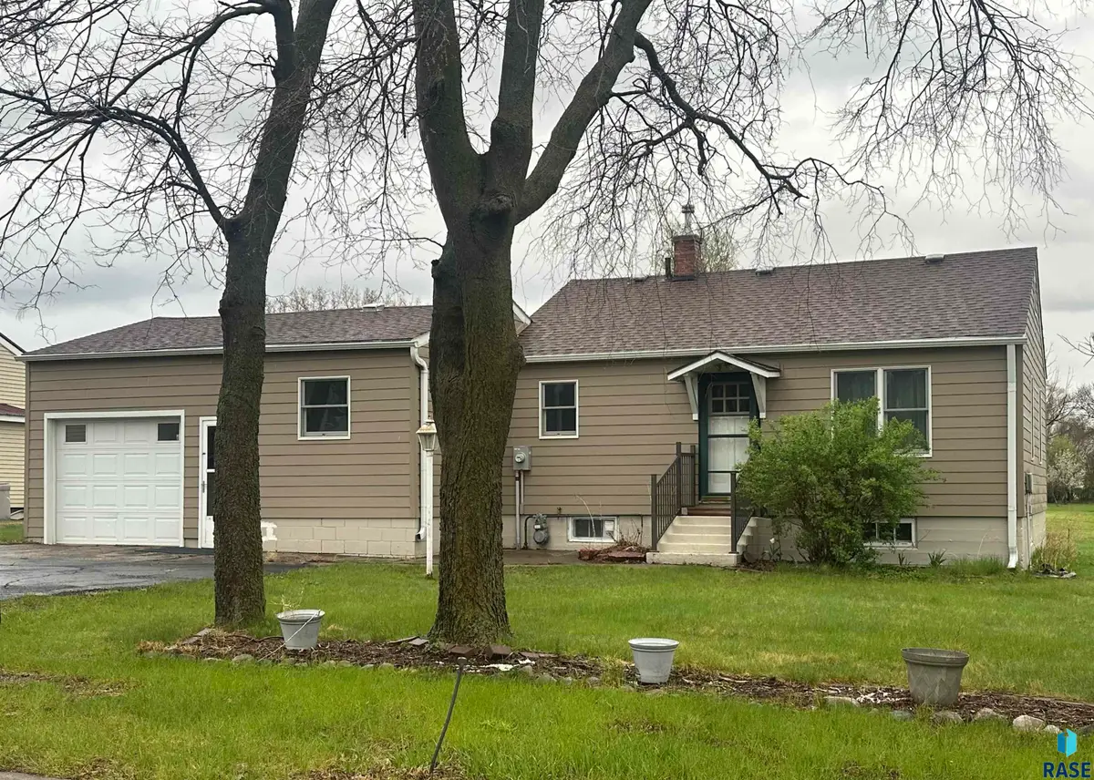 204 E Davison Ave, Howard, SD 57349 - #1