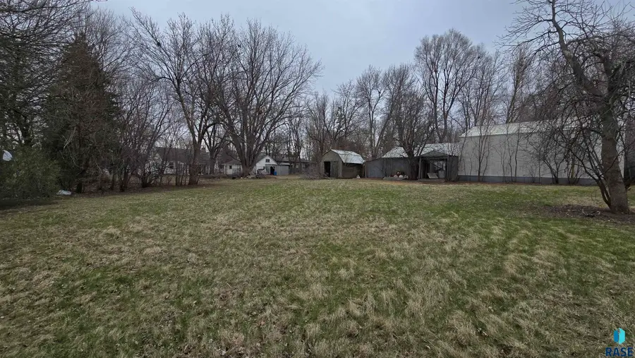 813 S Sycamore Ave, Sioux Falls, SD 57110 - #2