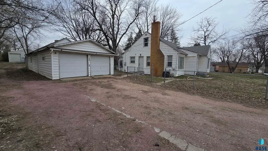 813 S Sycamore Ave, Sioux Falls, SD 57110 - #3