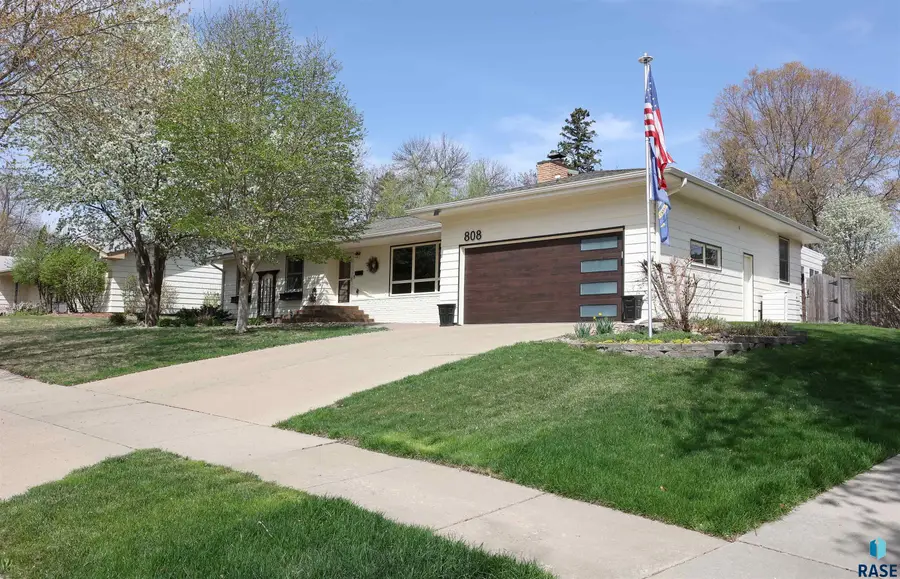 808 E 35th St, Sioux Falls, SD 57105 - #2