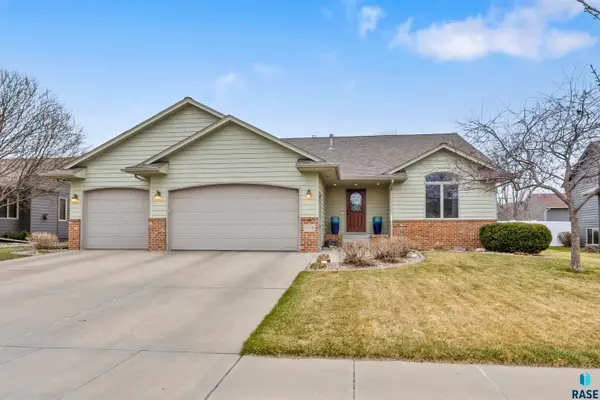 3109 S Groveland Dr, Sioux Falls, SD 57110