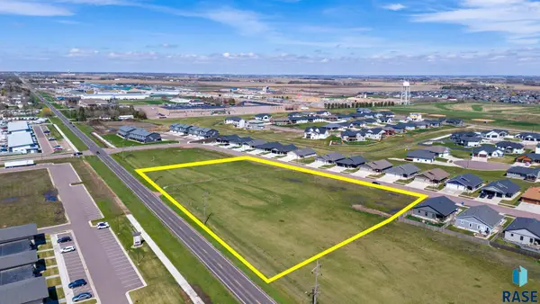 235 Devitt Dr, Harrisburg, SD 57032