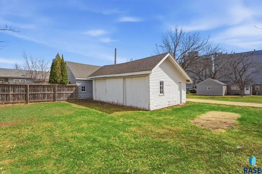 111 & 111 1/2 W Warren St, Luverne, MN 56156 - #3