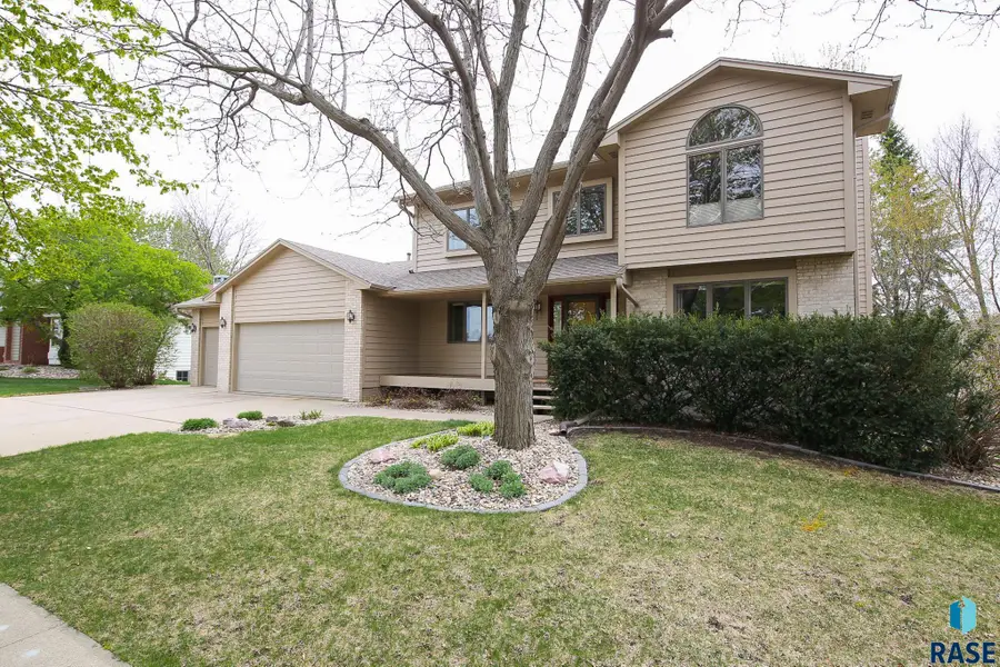 1017 E 63rd St, Sioux Falls, SD 57108 - #2