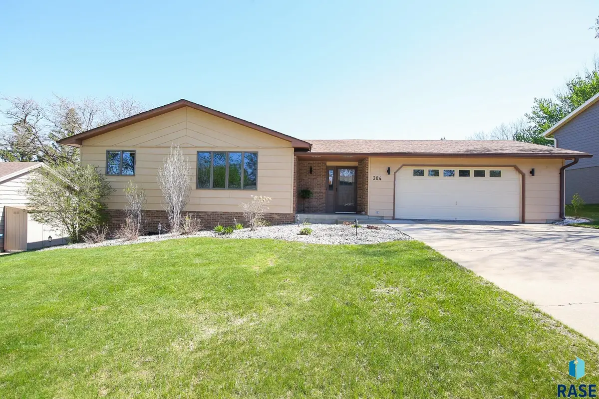 304 E Autumn Ln, Sioux Falls, SD 57105 - #1