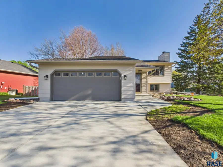 701 N Savannah Dr, Sioux Falls, SD 57103 - #2