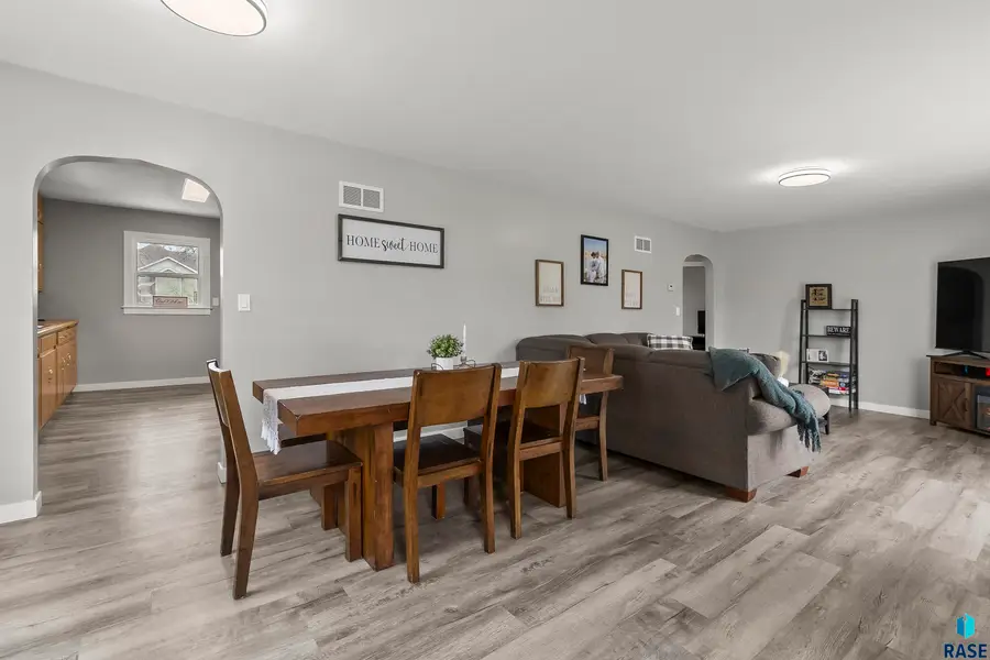 707 E 6th St, Dell Rapids, SD 57022 - #2
