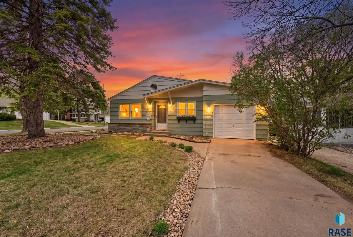 1121 S Willow Ave, Sioux Falls, SD 57105 - #1