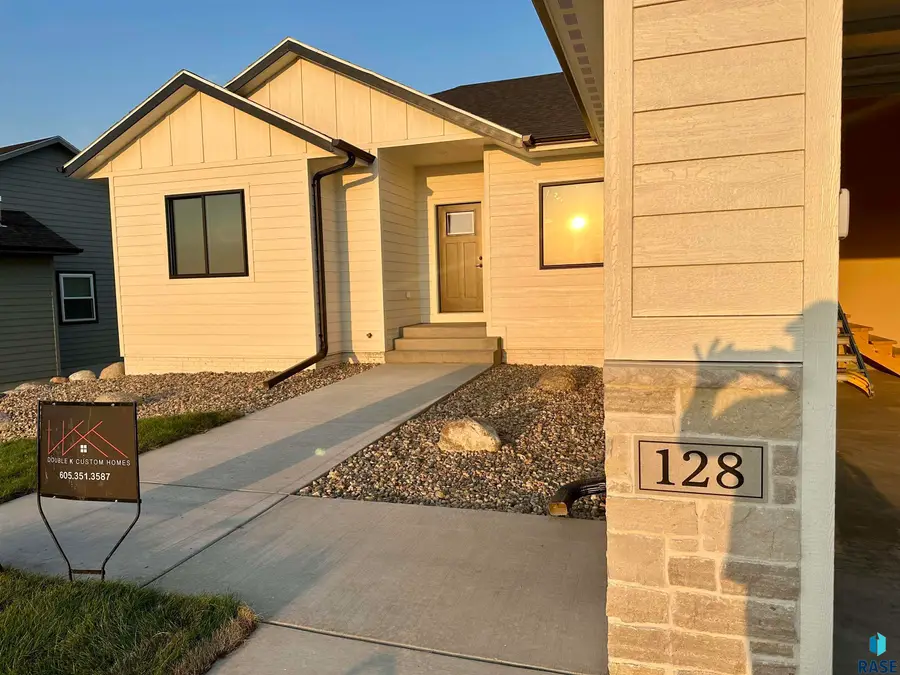 128 Skyline Dr, Valley Springs, SD 57068 - #2