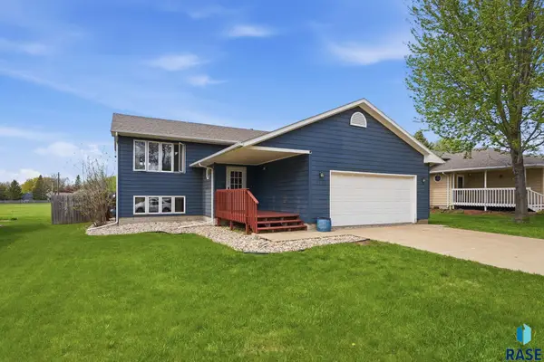 2705 S Chapelwood Ave, Sioux Falls, SD 57110