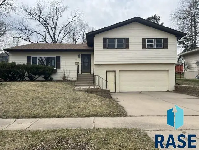 2013 S Hawthorne Ave, Sioux Falls, SD 57105 - #1