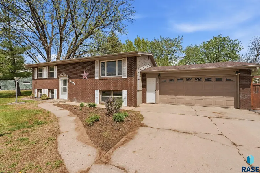 2108 E Sylvan Cir, Brandon, SD 57005 - #2