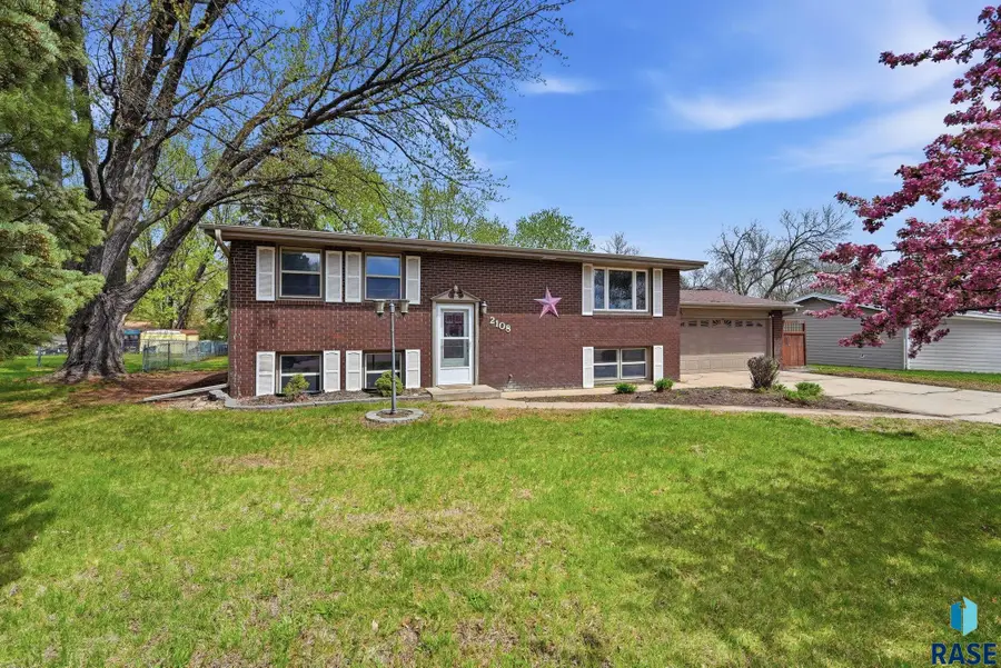 2108 E Sylvan Cir, Brandon, SD 57005 - #3