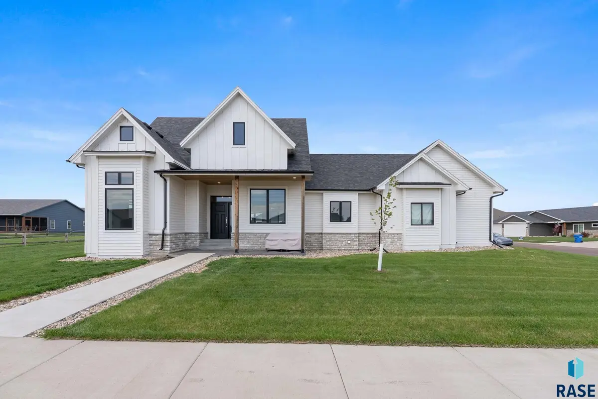 203 Central Cir, Harrisburg, SD 57032 - #1