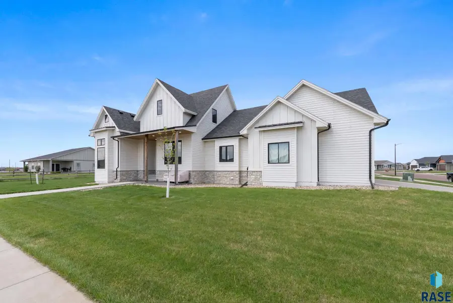 203 Central Cir, Harrisburg, SD 57032 - #3
