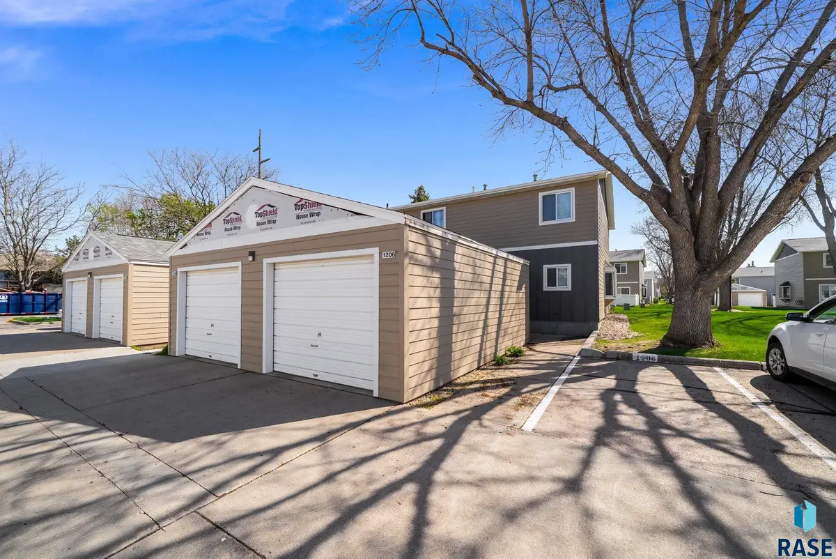 1206 S Bridgeport Pl, Sioux Falls, SD 57106 - #1