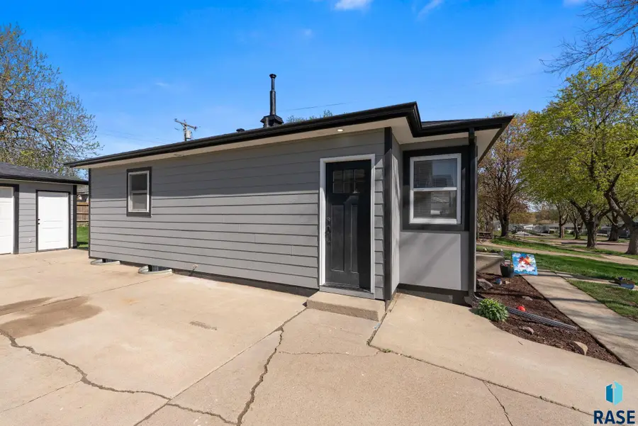 917 S Stephen Ave, Sioux Falls, SD 57103 - #3