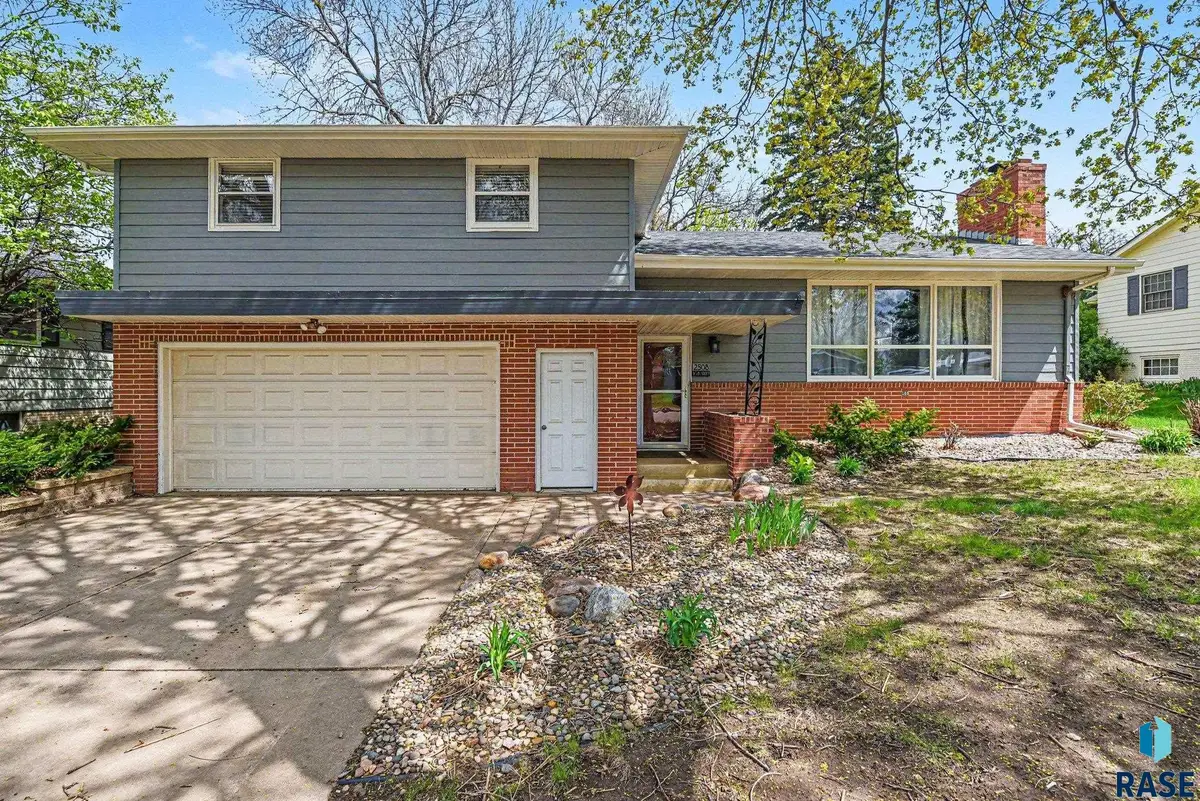 2508 W 31st St, Sioux Falls, SD 57105 - #1