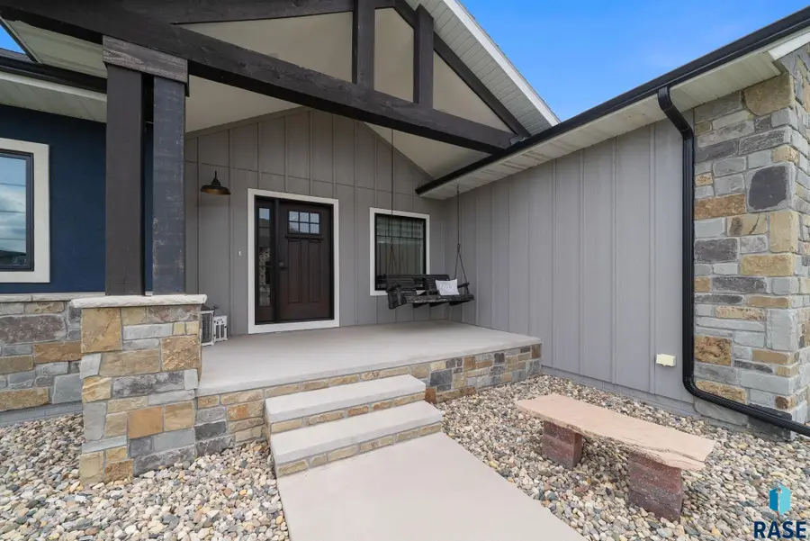 709 E Piping Rock Ln, Sioux Falls, SD 57108 - #2